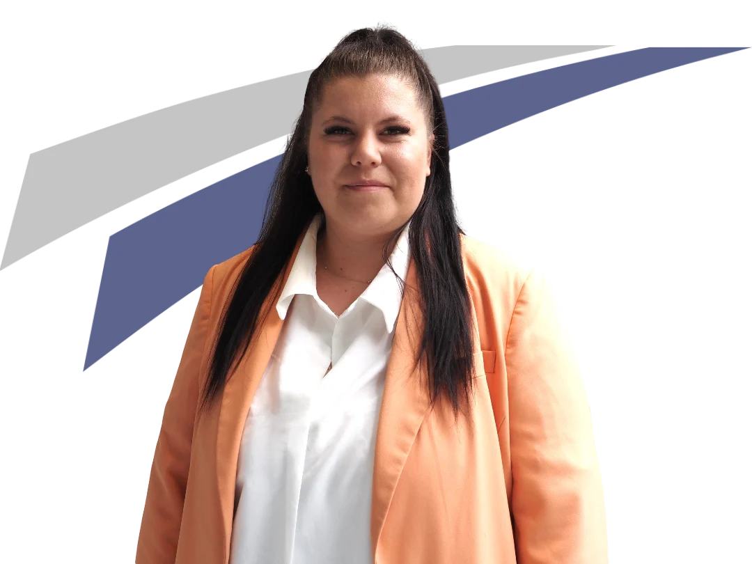 Junge Frau in orangefarbenem Blazer mit langen, dunklen Haaren, steht vor einem grafischen Hintergrund.