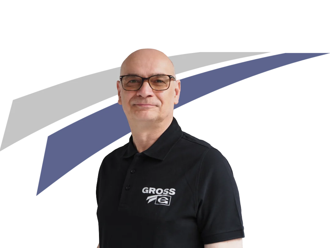 Porträt eines Mannes mit Brille, in schwarzem Poloshirt steht vor einem grafischen Hintergrund in Blau- und Grautönen.