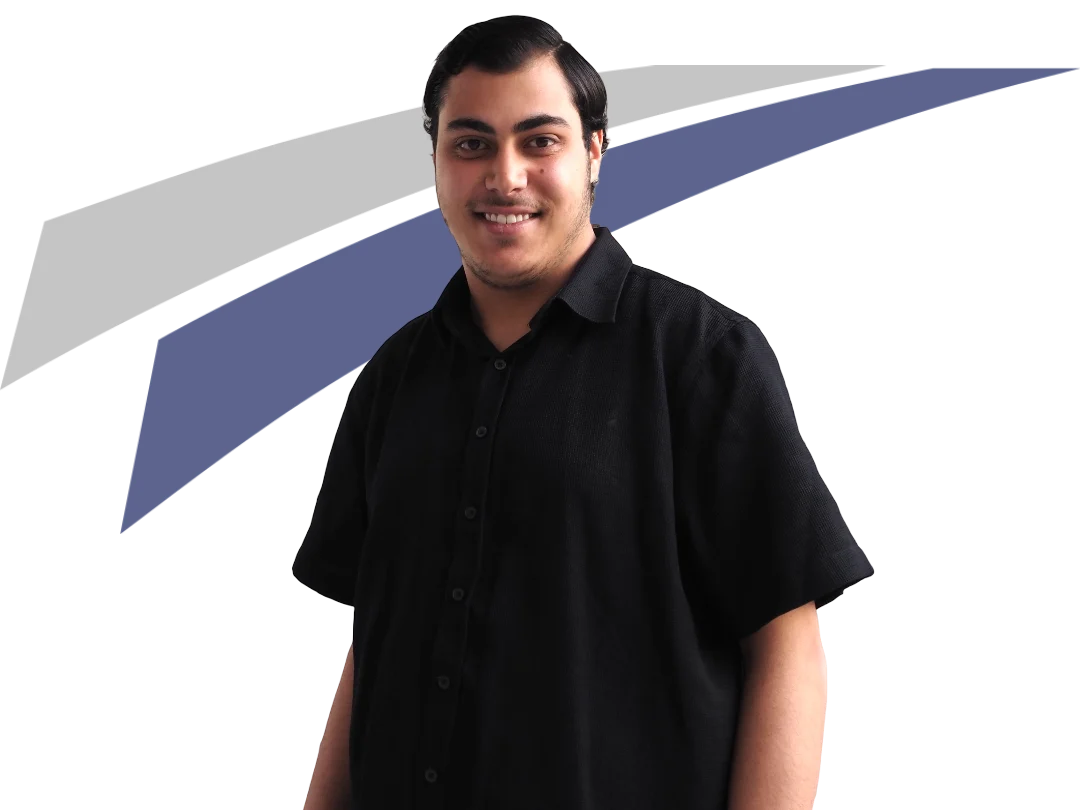 Junger Mann mit dunklem Hemd lächelt vor einem grafischen Hintergrund in Blau und Grau.