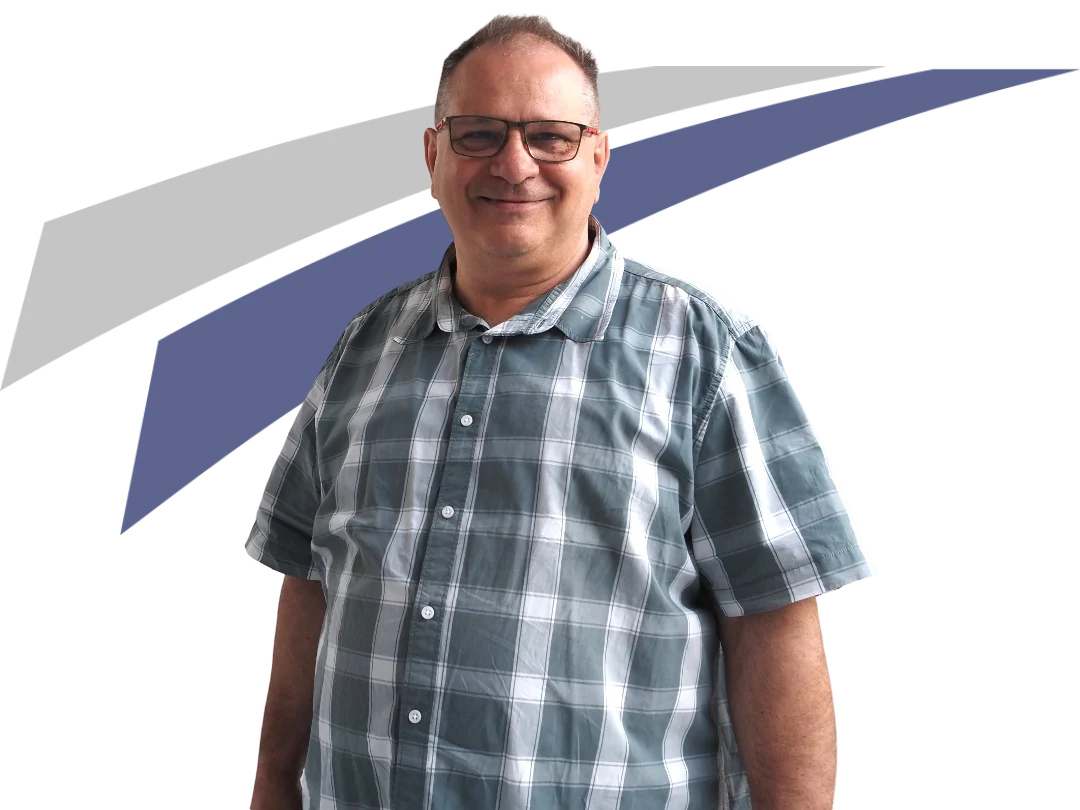 Lächelnder Mann in kariertem Hemd steht vor einem grafischen Hintergrund in Blau und Grau.