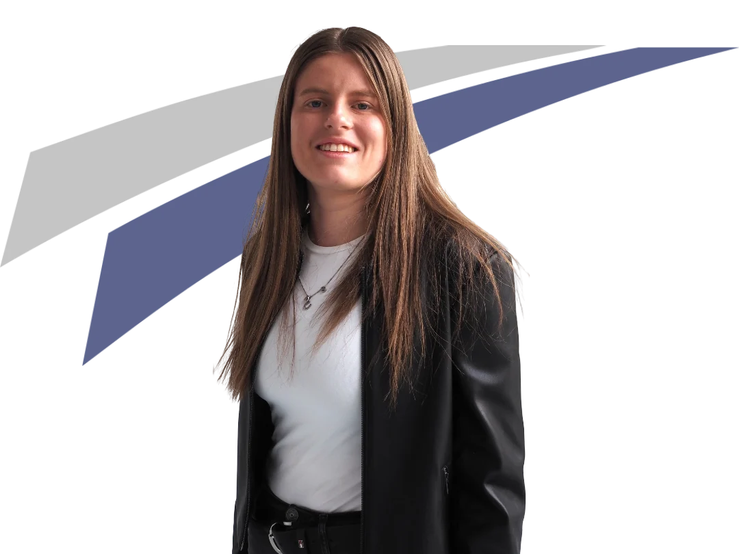 Lächelnde Frau mit langen, braunen Haaren in einem schwarzen Blazer vor einem farbigen, grafischen Hintergrund.