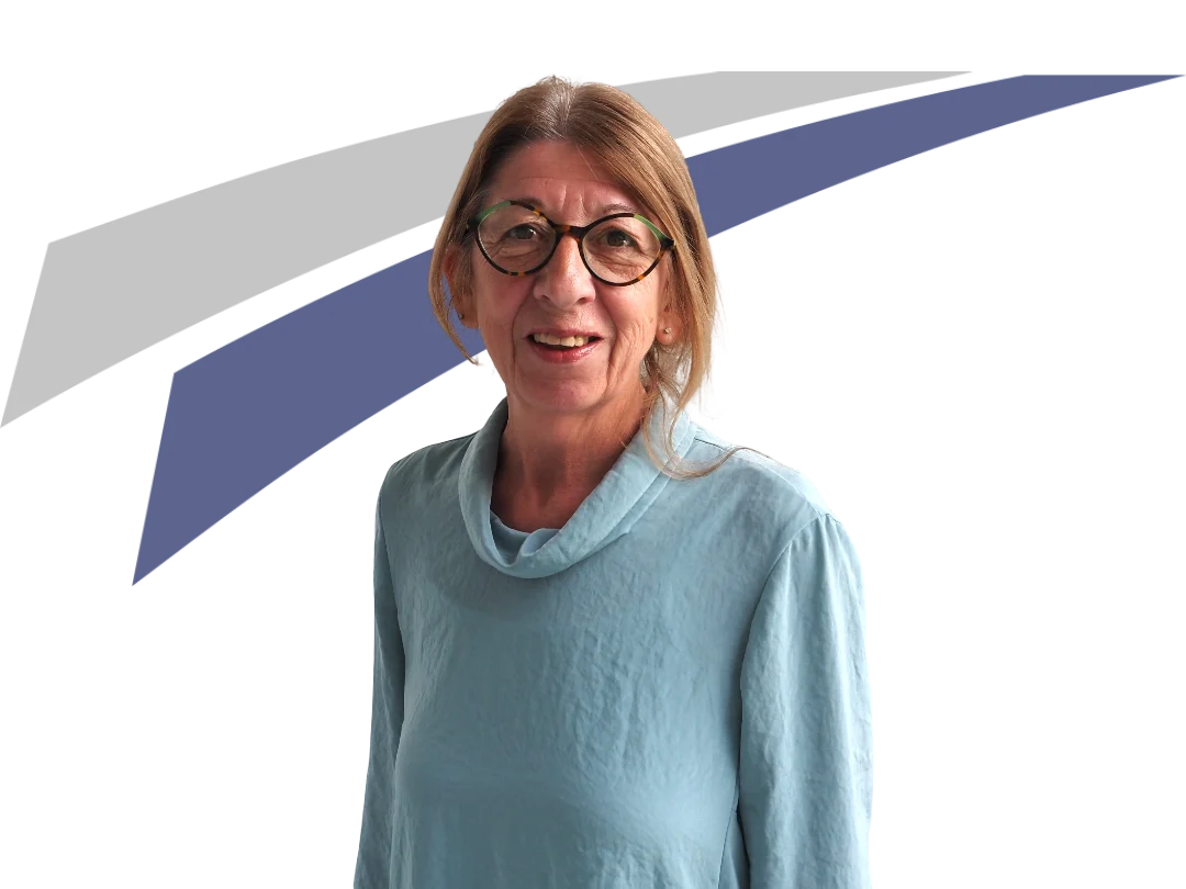 Frau mit langen, braunen Haaren, Brille und hellblauem Oberteil steht vor einem grafischen Hintergrund in Blau und Grau.