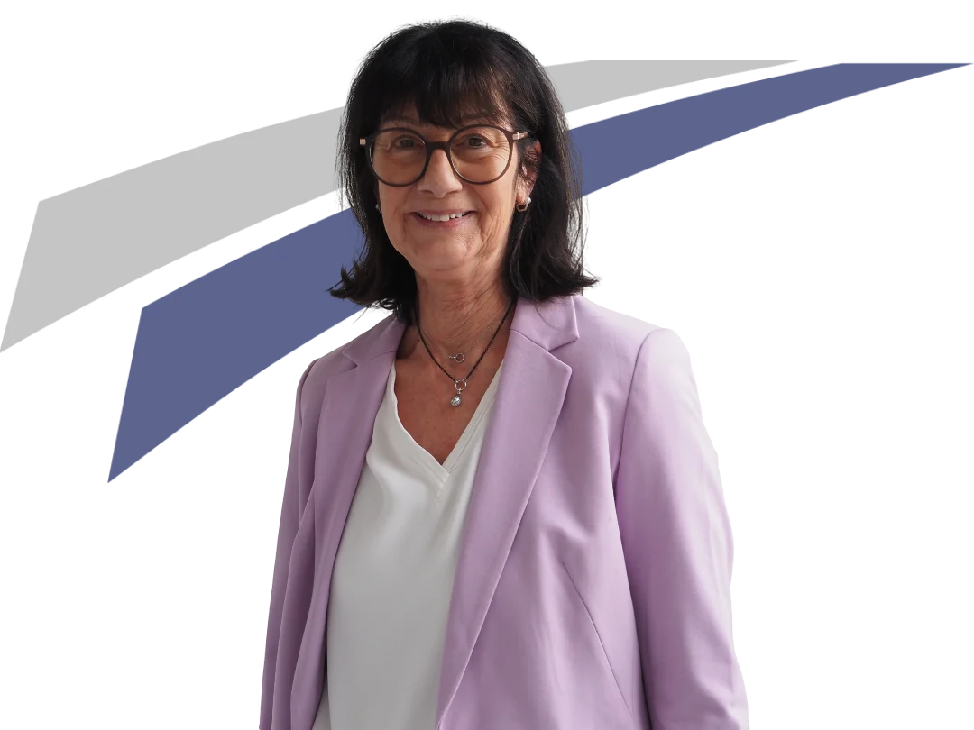 Frau mit Brille und langen, dunklen Haaren trägt einen lila Blazer und lächelt vor einem grafischen Hintergrund.