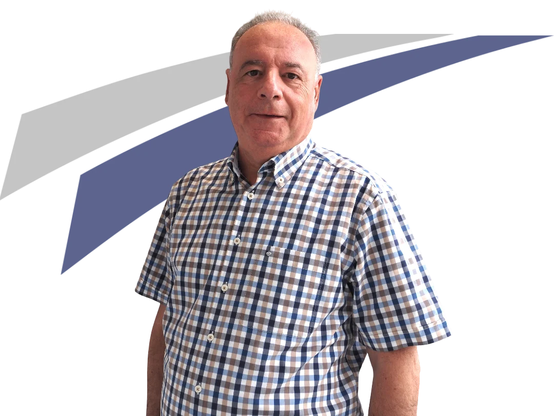 Mann in kariertem Hemd steht vor einem grafischen Hintergrund in Blau und Grau. Freundlicher Gesichtsausdruck.