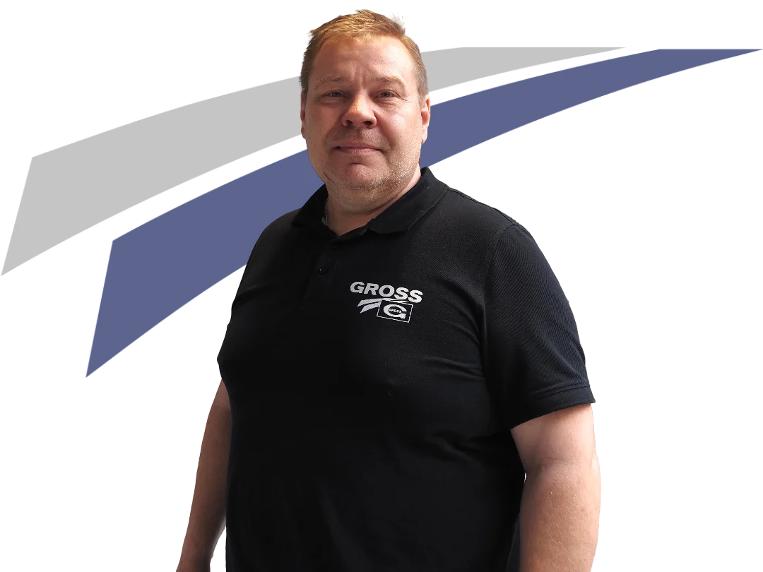 Mann in schwarzem Poloshirt mit Logo von GROSS vor abstraktem, farbigem Hintergrund.