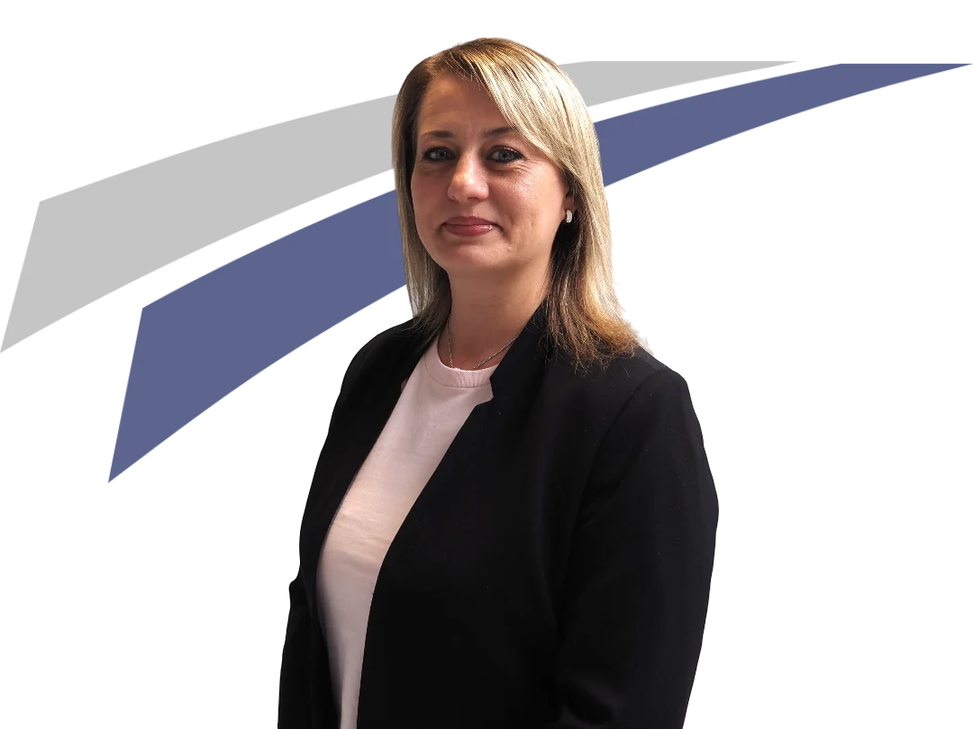 Frau mit blonden Haaren trägt einen schwarzen Blazer, im Hintergrund geometrische Formen in Grau und Blau.