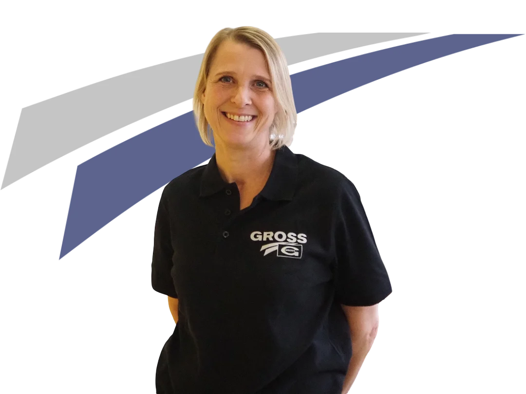 Lächelnde Frau in schwarzem Shirt mit Logo vor einem abstrakten Hintergrund in Blau und Grau.