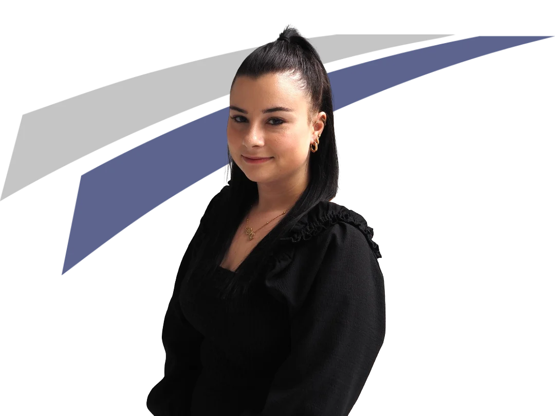 Junge Frau mit schwarzem Oberteil, langen Haaren, lächelt vor einem modernen, grafischen Hintergrund in Blau und Grau.