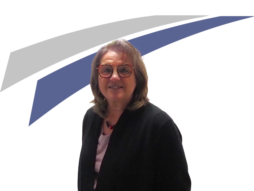 Frau mit grauen Haaren und Brille steht lächelnd vor einem abstrahierten, farbigen Hintergrund.