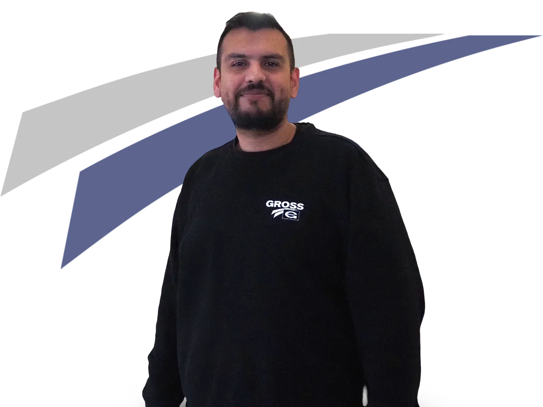 Mann in schwarz-weißem Sweatshirt steht vor minimalistischer, graphischer Hintergrundgestaltung.