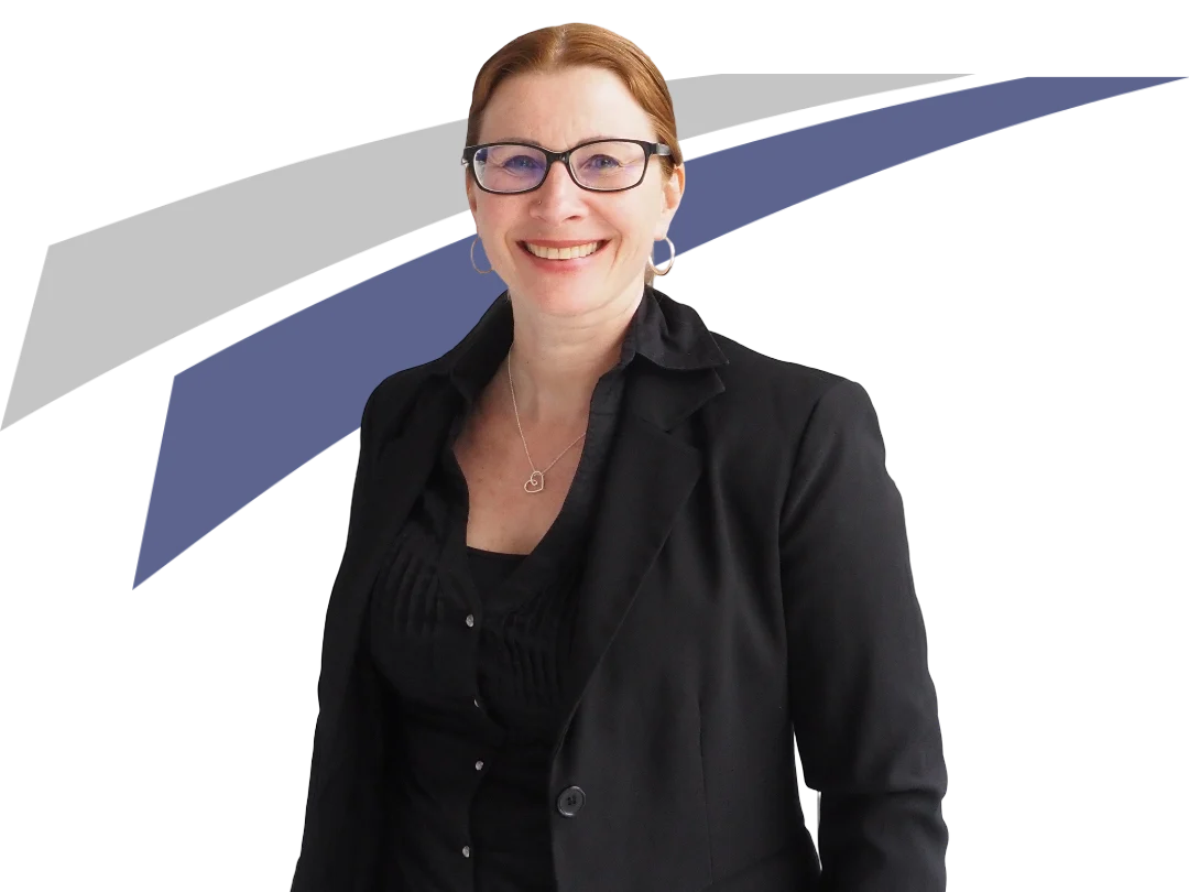 Frau in schwarzem Blazer lächelt freundlich vor einem grafischen Hintergrund in Blau und Grau.