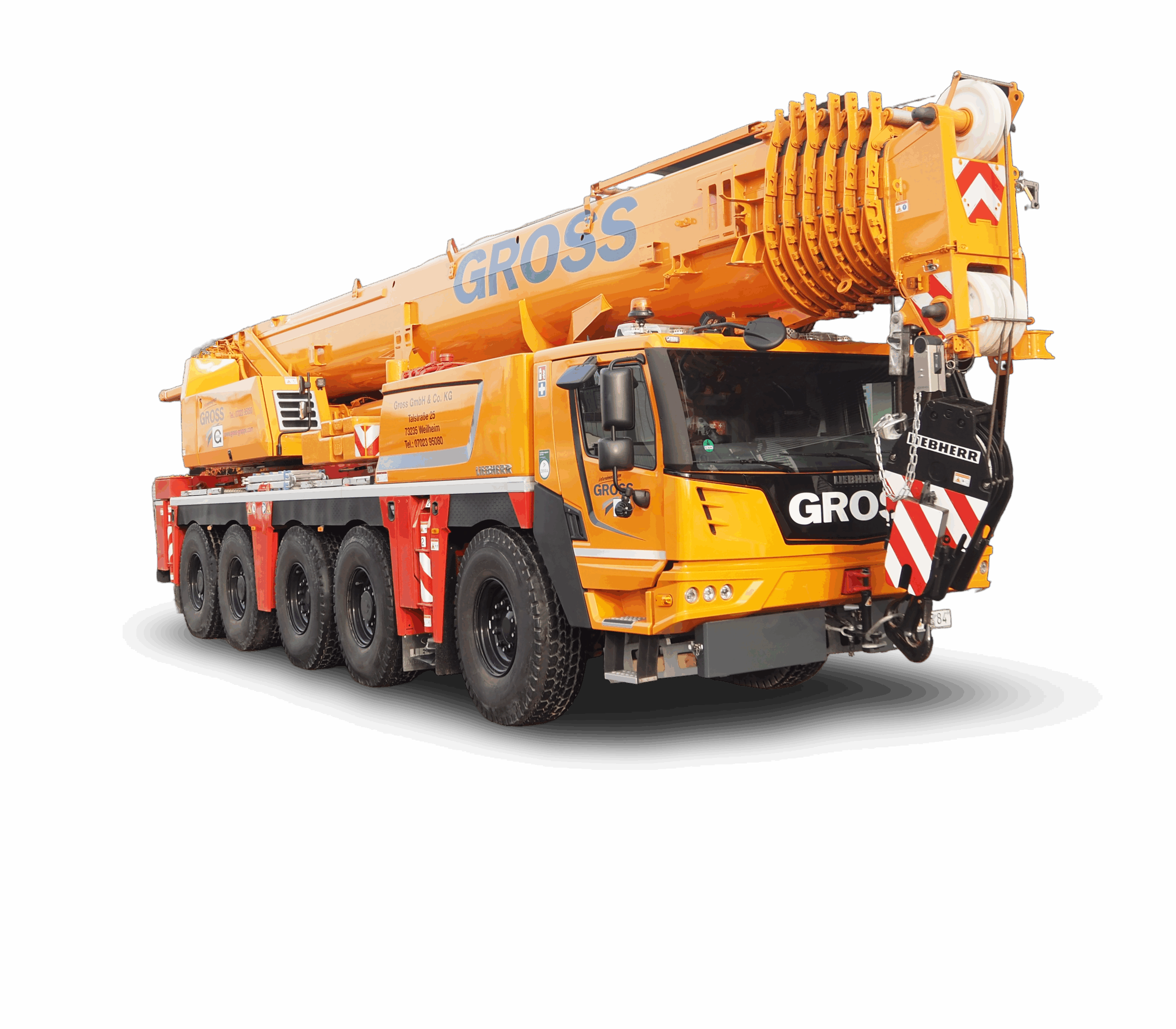 Orange-gelber Mobilkran mit fünf Achsen und Aufschrift Gross, bereit für den Einsatz, auf schwarzem Hintergrund.