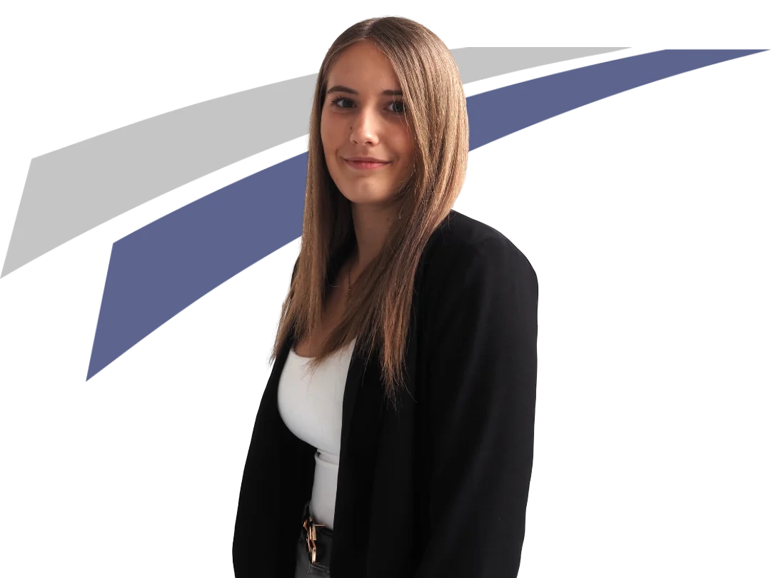 Junge Frau mit langen Haaren, Blazer und weißem Oberteil, steht vor einem grafischen Hintergrund in Blau und Grau.