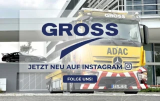 Gelbes Abschleppfahrzeug mit ADAC-Logo vor modernem Gebäude, Werbung für Instagram mit dem Text JETZT NEU AUF INSTAGRAM.