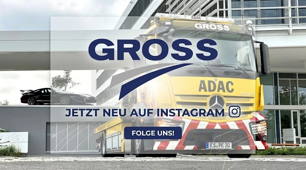 Gelbes Abschleppfahrzeug mit ADAC-Logo vor modernem Gebäude, Werbung für Instagram mit dem Text JETZT NEU AUF INSTAGRAM.