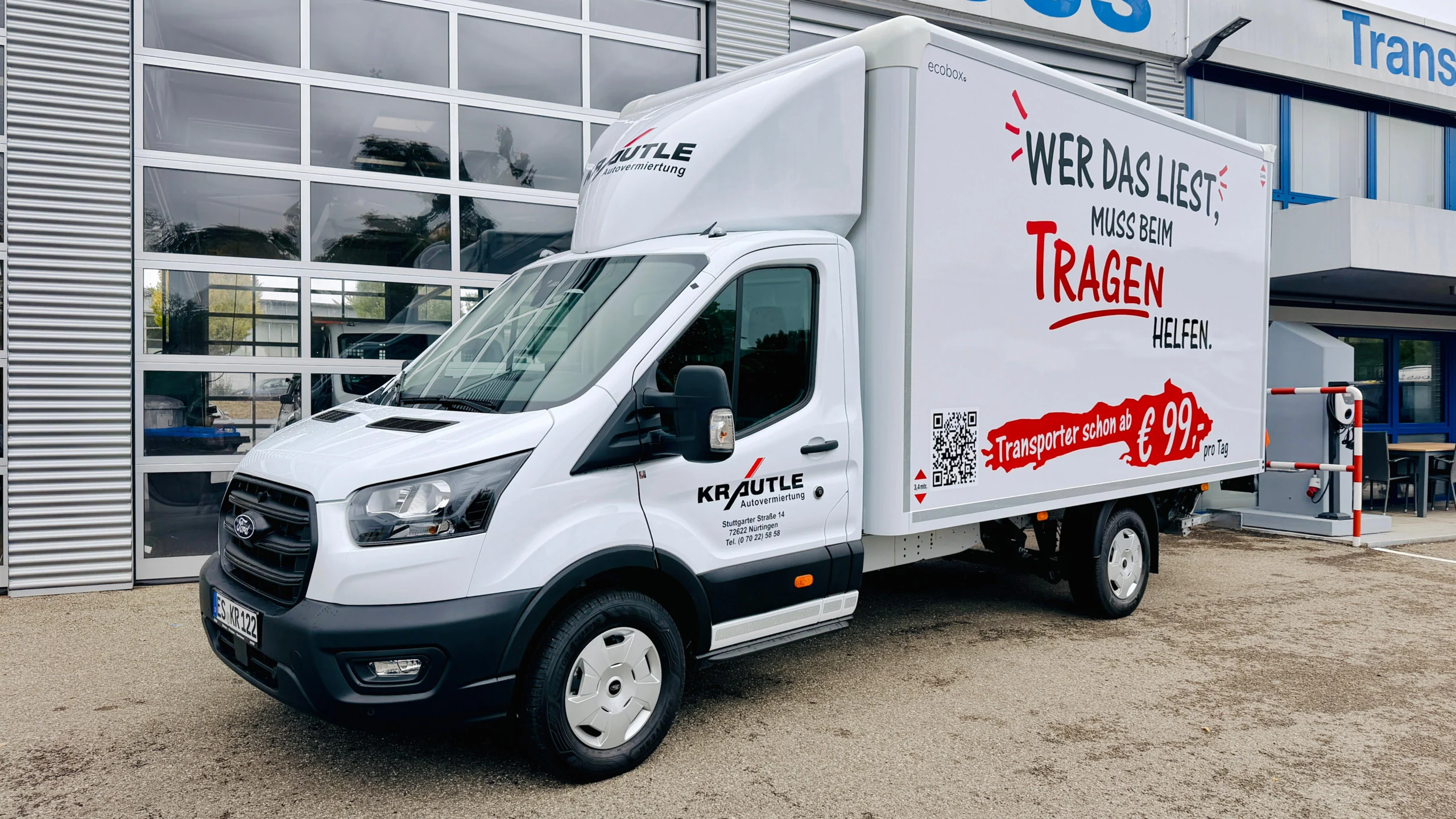 Weißer Transporter von Krautle vor einer modernen Mietstation, mit Werbung für Transportdienste ab 99 Euro pro Tag.